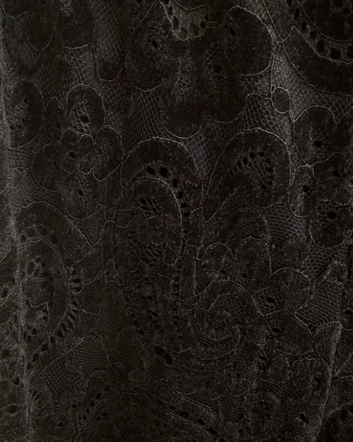 Pantalone a zampa nero con dettagli in pizzo e velluto