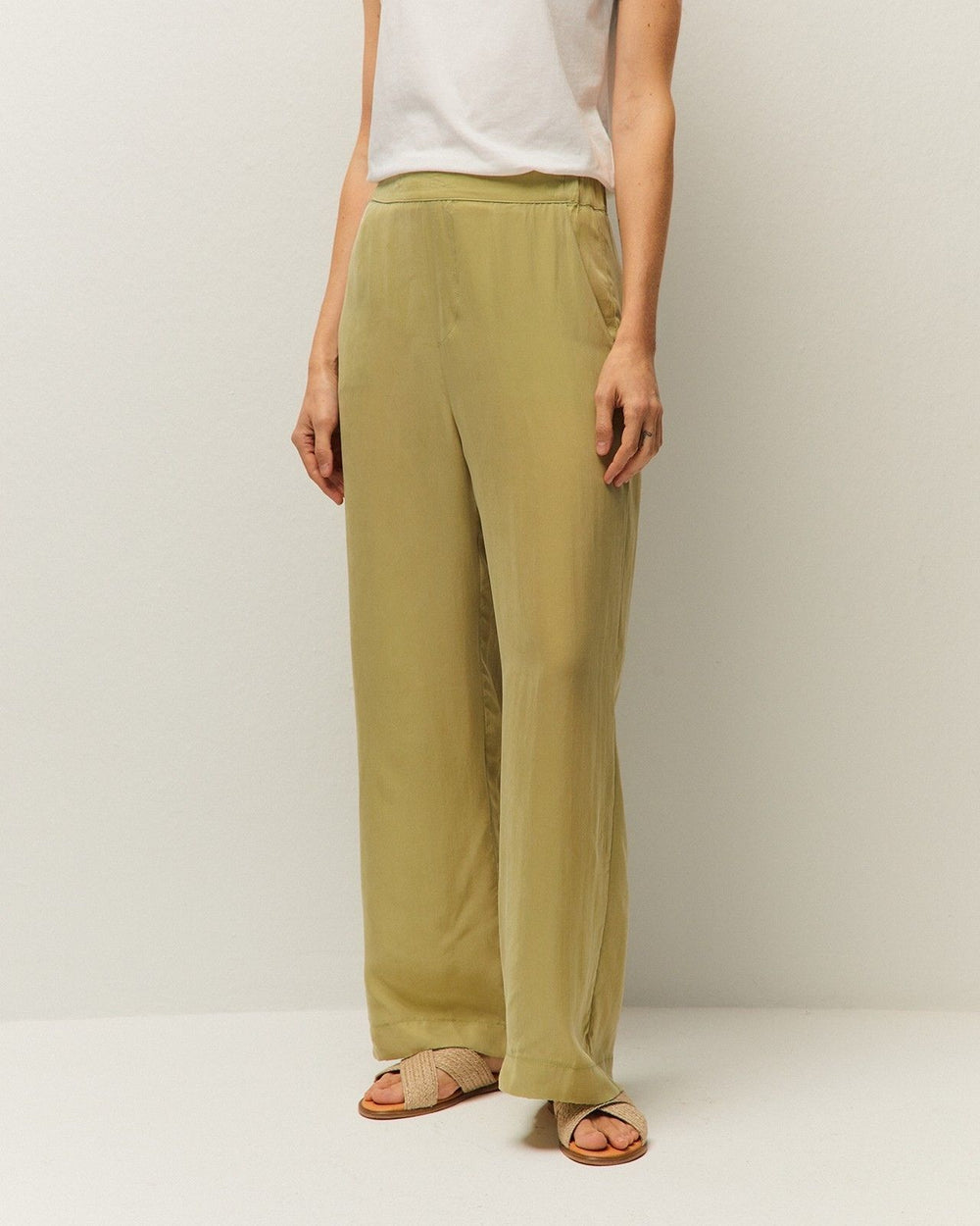 Tailleur verde in cupro fluido con giacca e pantalone