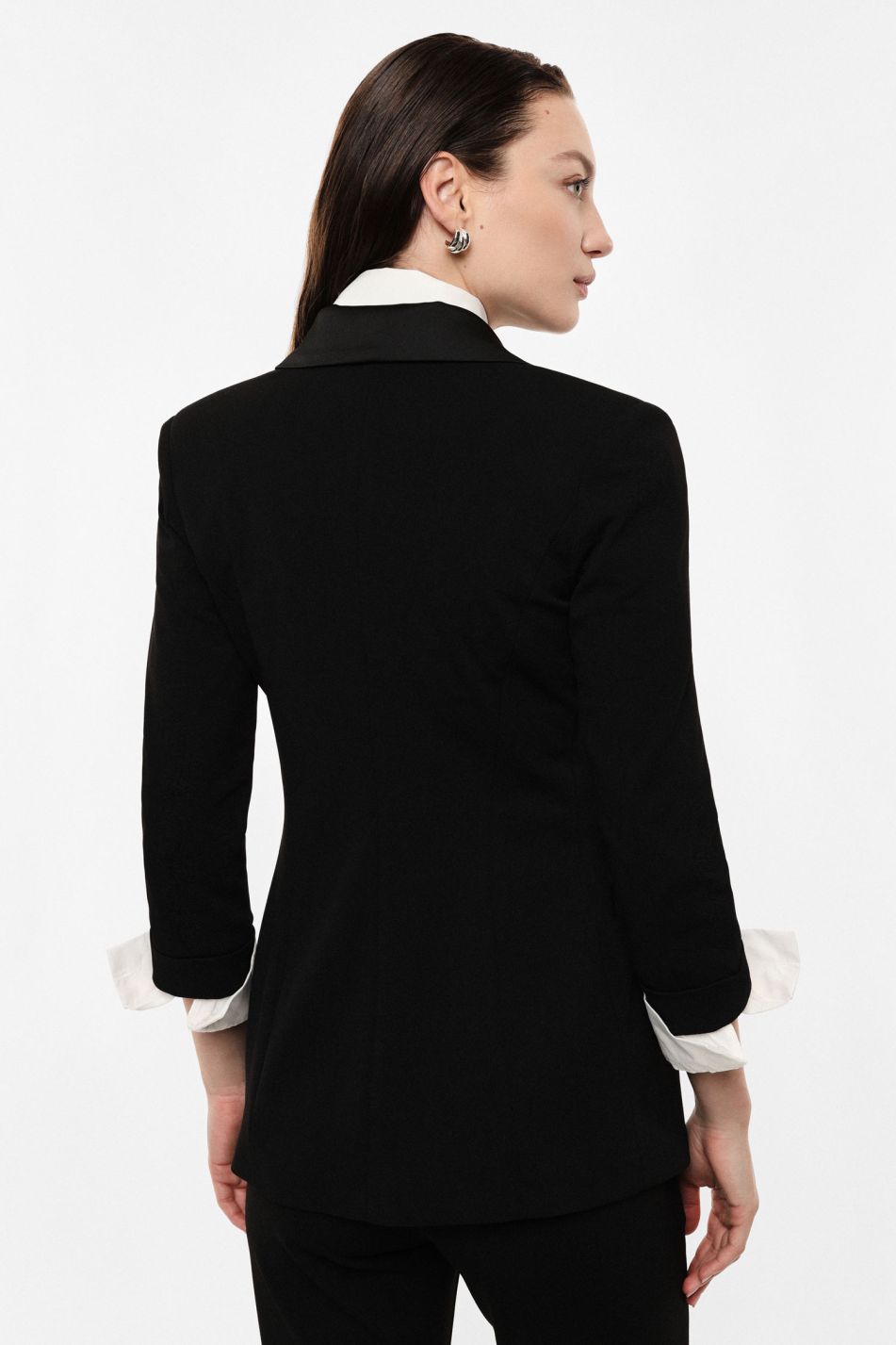 Tailleur nero con blazer doppiopetto e pantaloni svasati