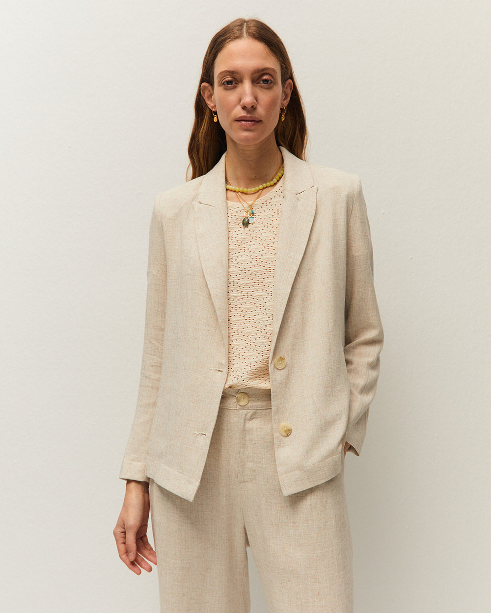 Tailleur beige in lino con giacca fluida e pantalone dritto