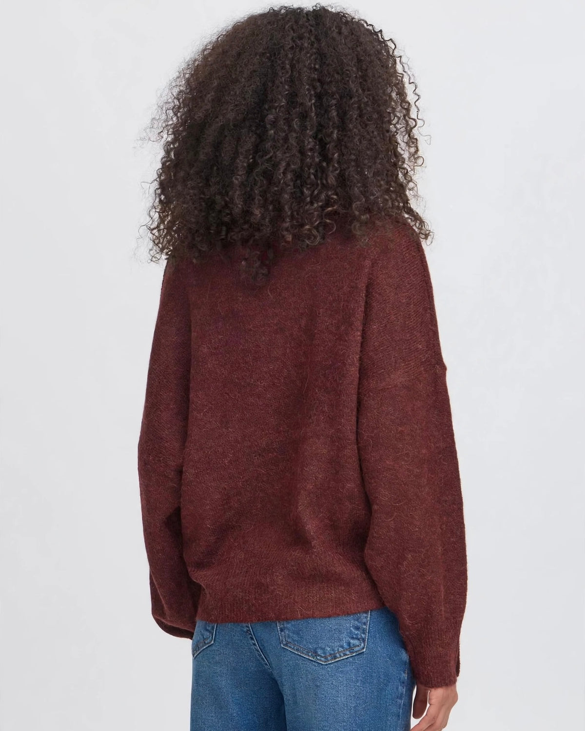Maglione bordeaux oversize collo alto e bottoni sui polsini
