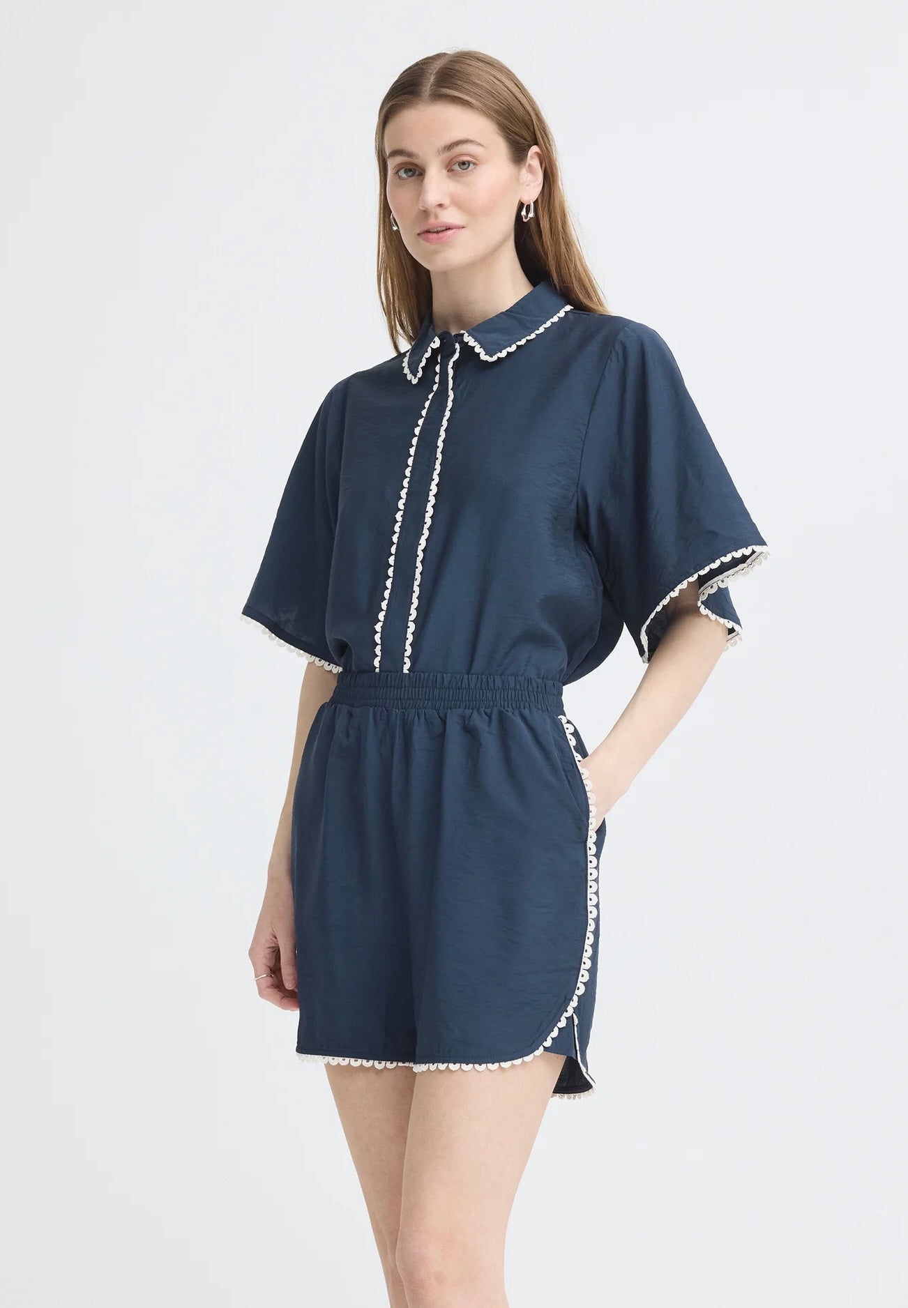 Completo blu in cotone camicia e pantaloncino con ricamo panna