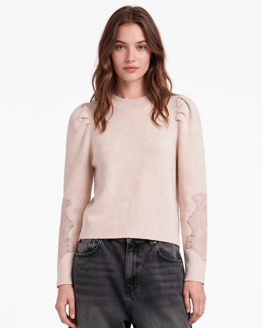 Maglione rosa con arricciatura sulle spalle e ricamo sulla manica