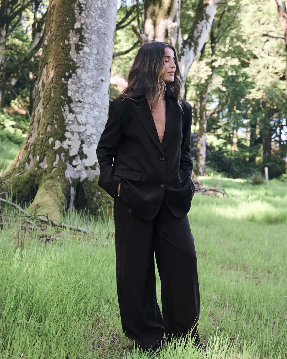 Tailleur nero oversize giacca e pantalone palazzo con elastico in vita