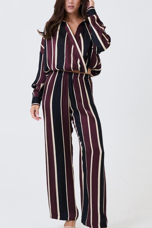 Completo a righe multicolor con camicia con collo a punta e pantalone a palazzo