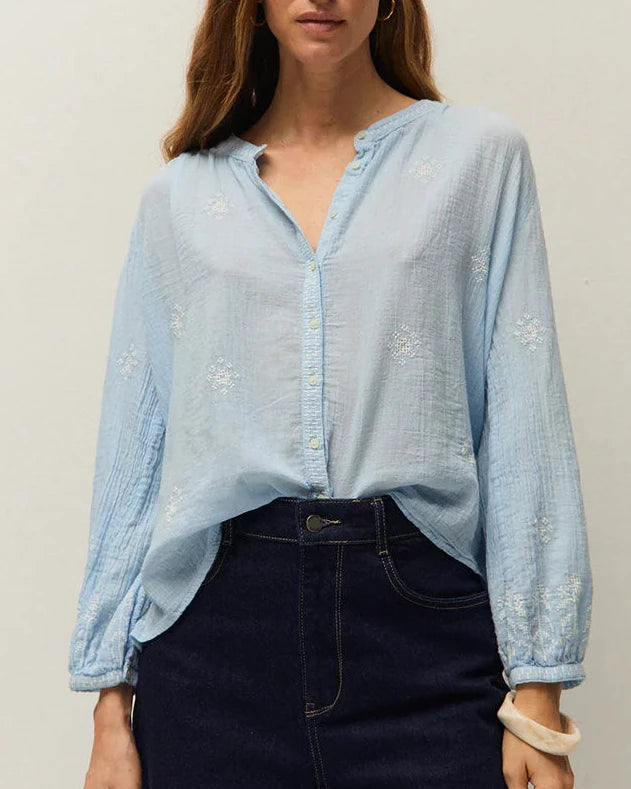 Camicia in cotone celeste manica lunga con ricami sulla parte davanti