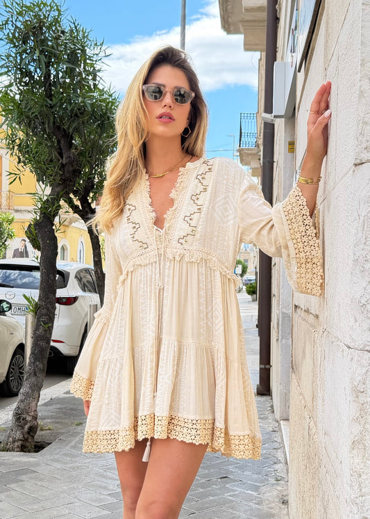 Abito corto panna con balze e ricami in lurex oro e perline