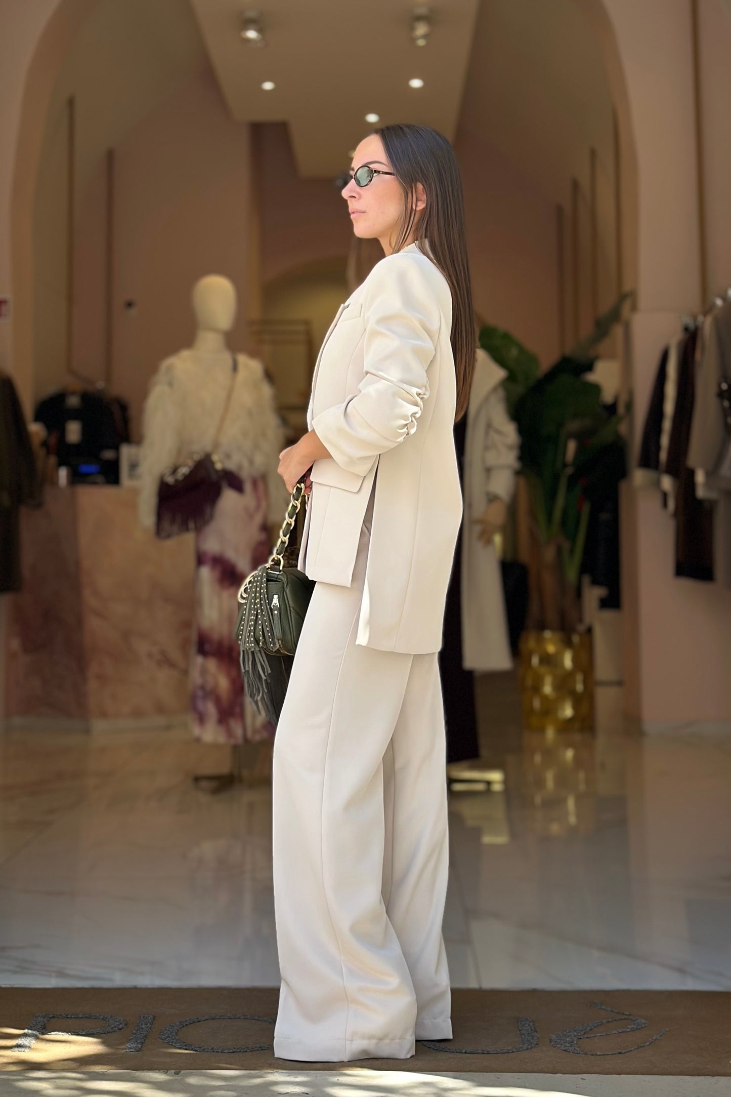 Tailleur burro con blazer con manica drappeggiata e pantaloni ampi a vita alta