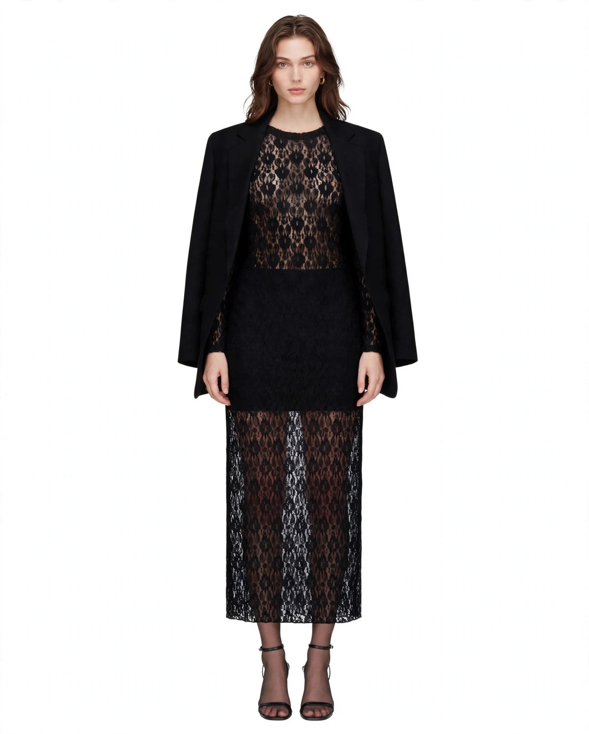 Completo in pizzo nero maglia con scollatura tonda e gonna lunga con gonnellino foderato