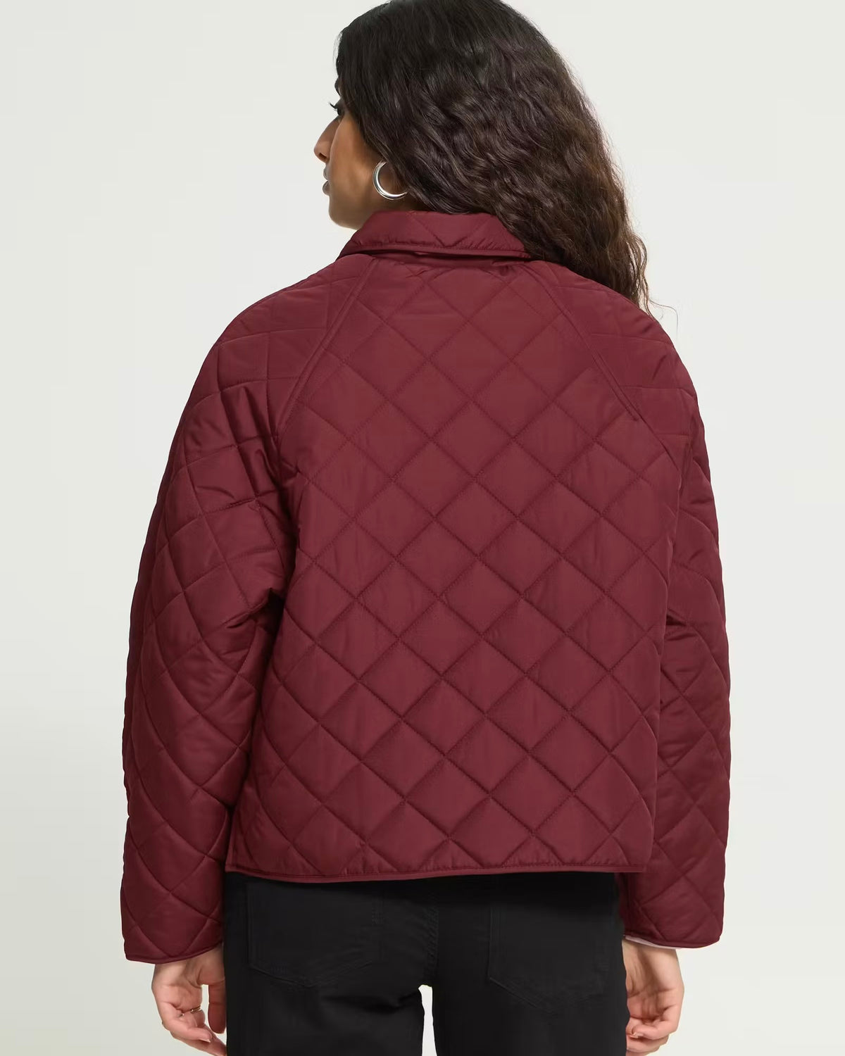 Piumino corto bordeaux con taschini