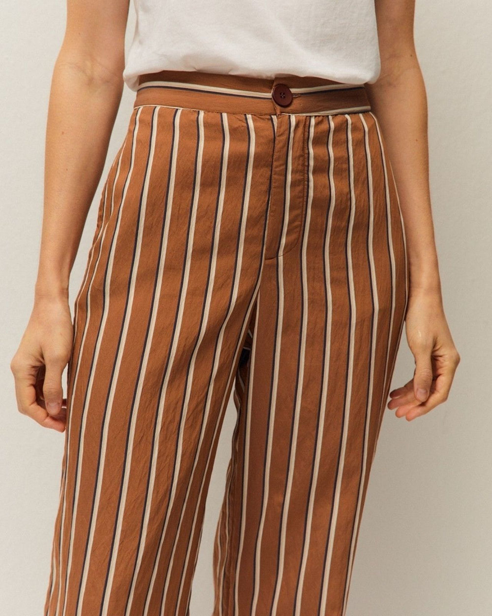 Pantaloni a righe a gamba larga con tasche laterali e chiusura con zip e bottone