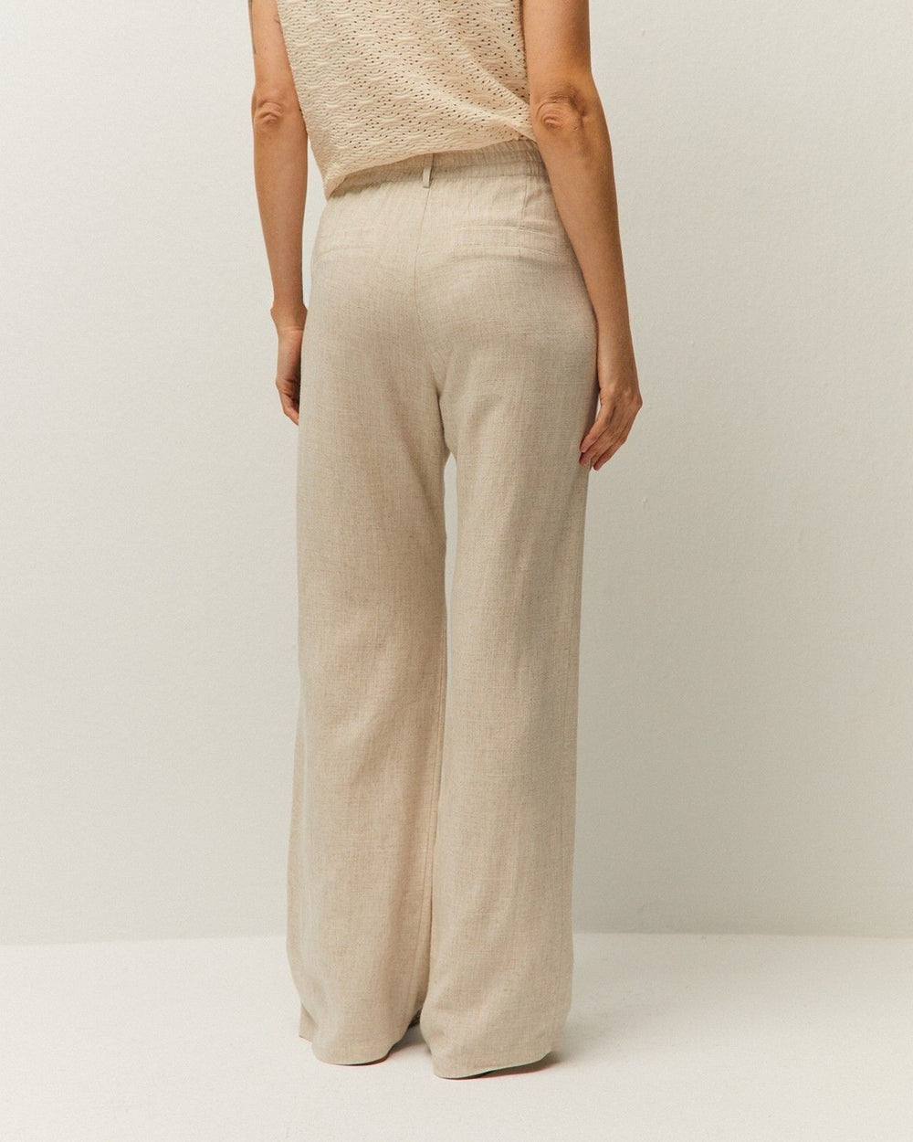 Tailleur beige in lino con giacca fluida e pantalone dritto