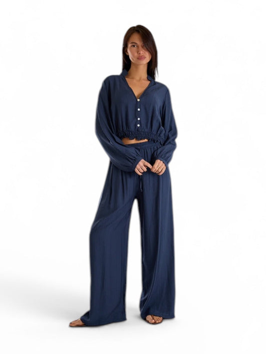 Completo blu con blusa corta arricciata e pantalone a palazzo