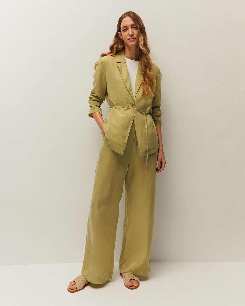 Tailleur verde in cupro fluido con giacca e pantalone
