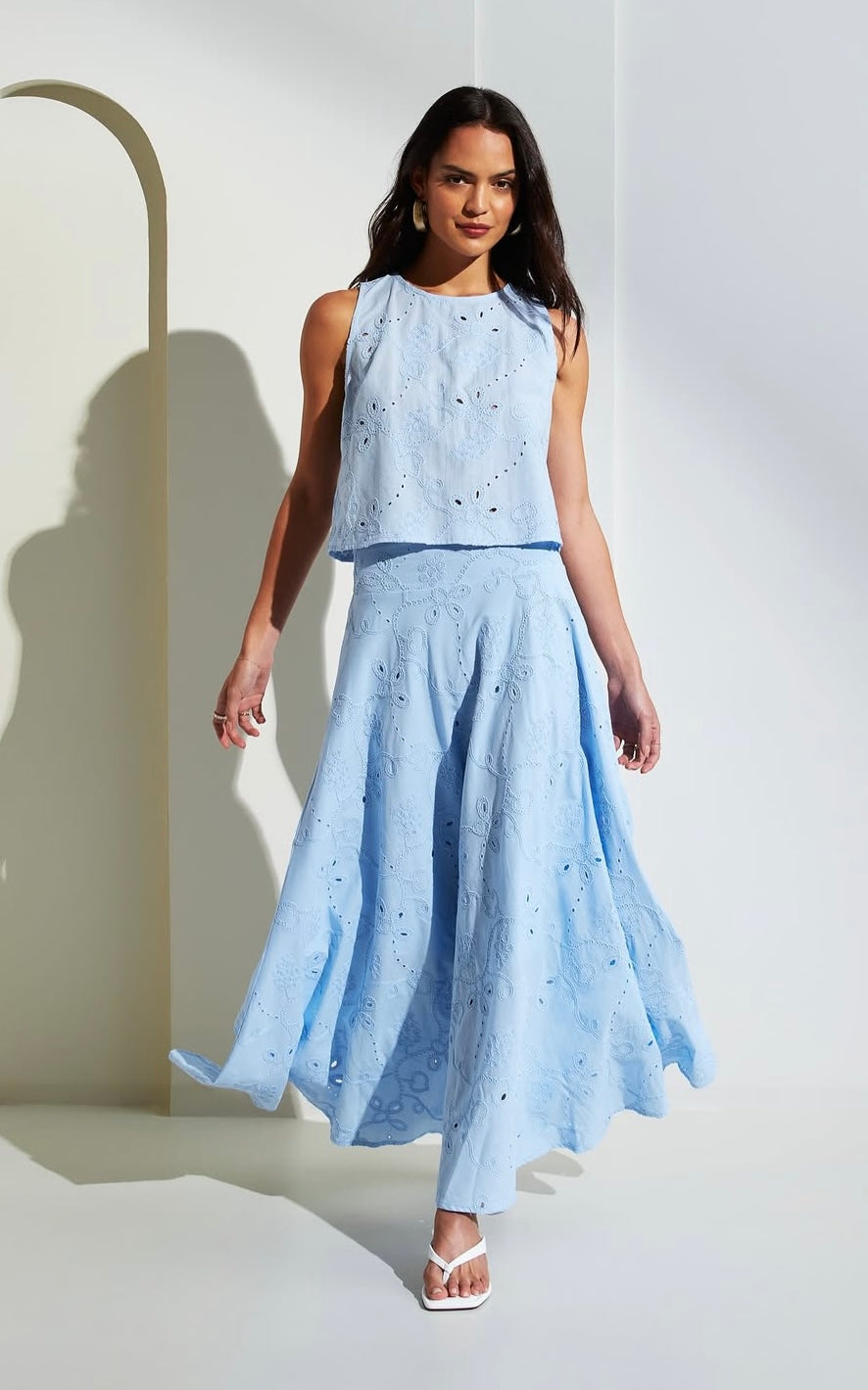 Completo celeste ricami in macramè con top smanicato e gonnellone