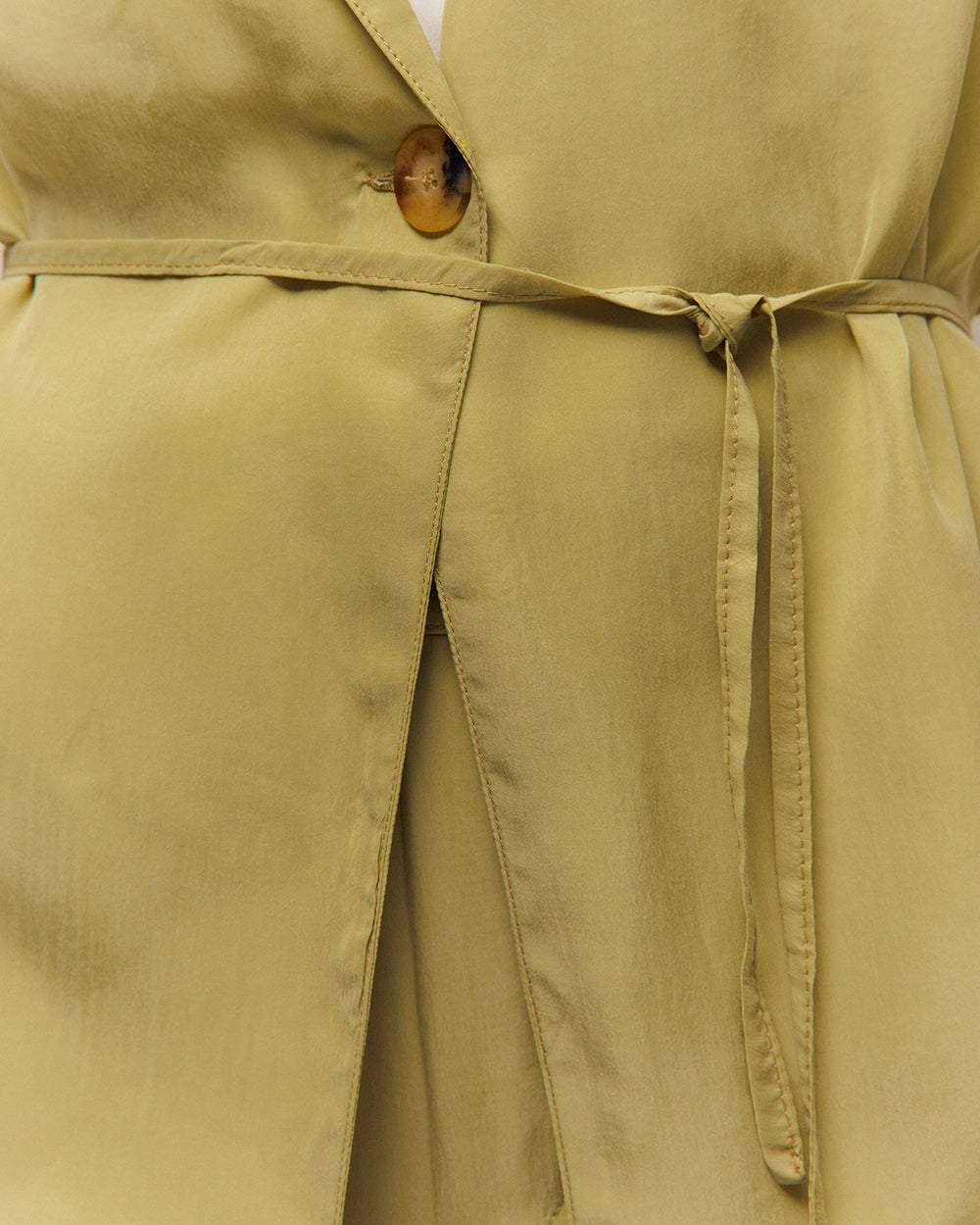 Tailleur verde in cupro fluido con giacca e pantalone