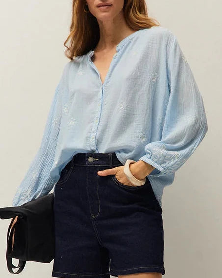 Camicia in cotone celeste manica lunga con ricami sulla parte davanti