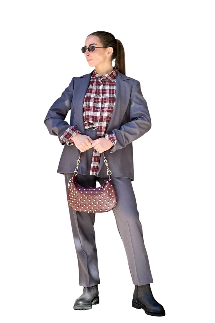 Tailleur con giacca monopetto e pantalone a sigaretta