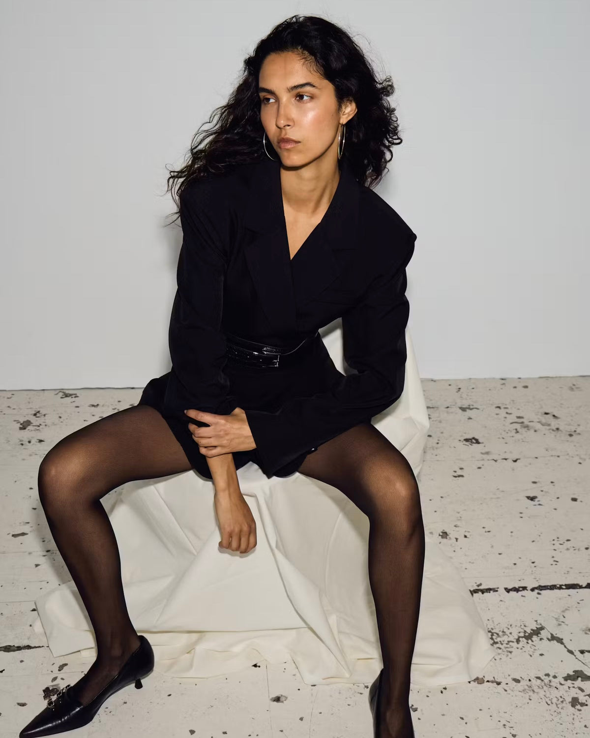 Tailleur nero oversize giacca e pantalone palazzo con elastico in vita