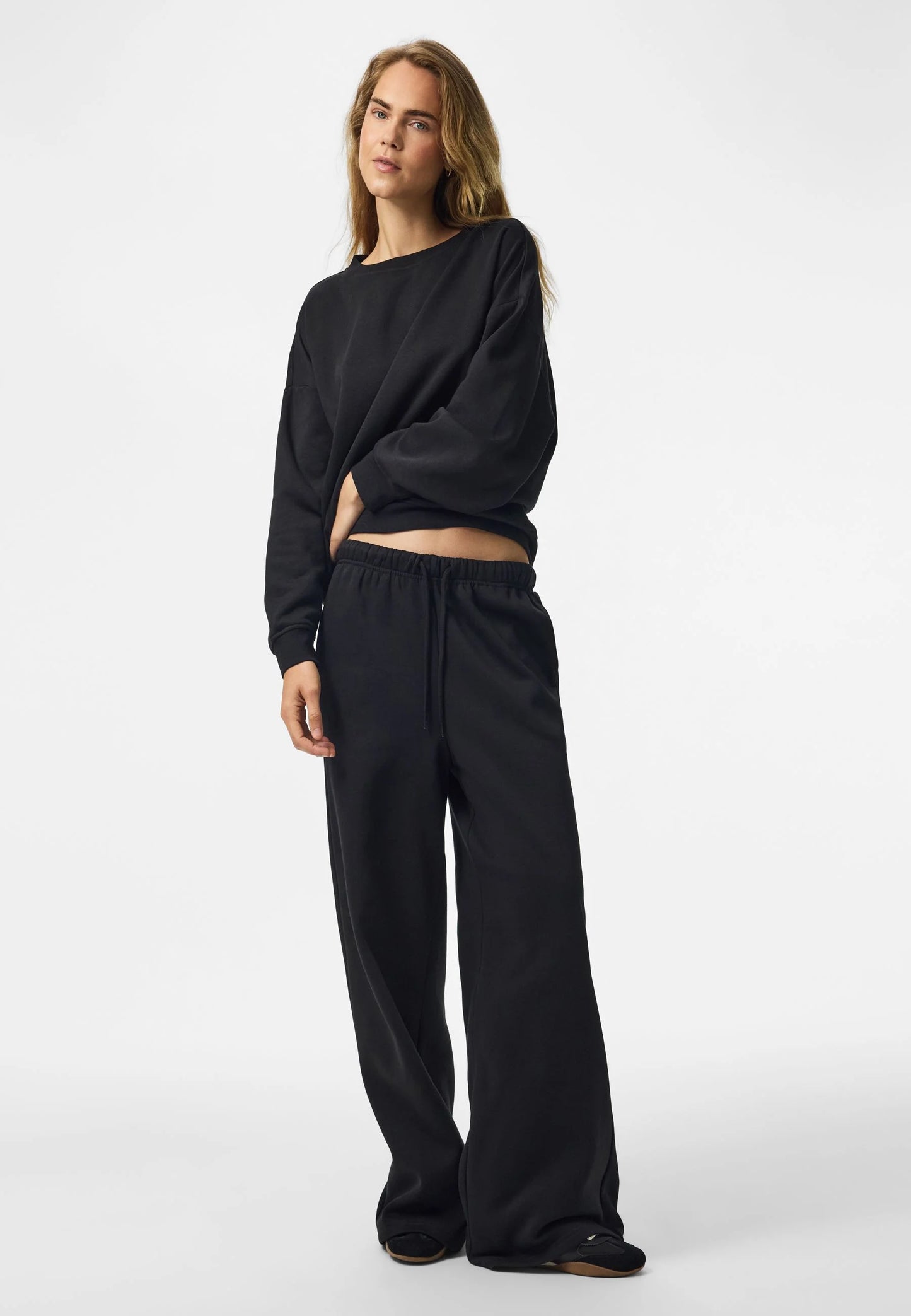 Completo sportivo nero felpa e pantalone con elastico in vita