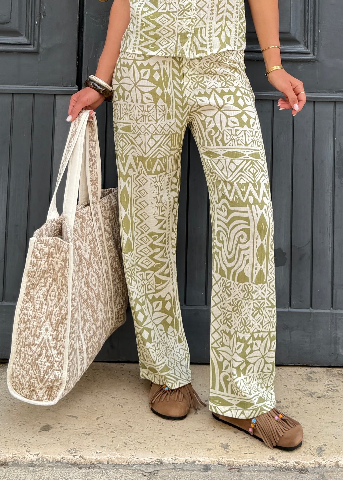 Completo stampa verde etnica con camicia smanicata e pantalone