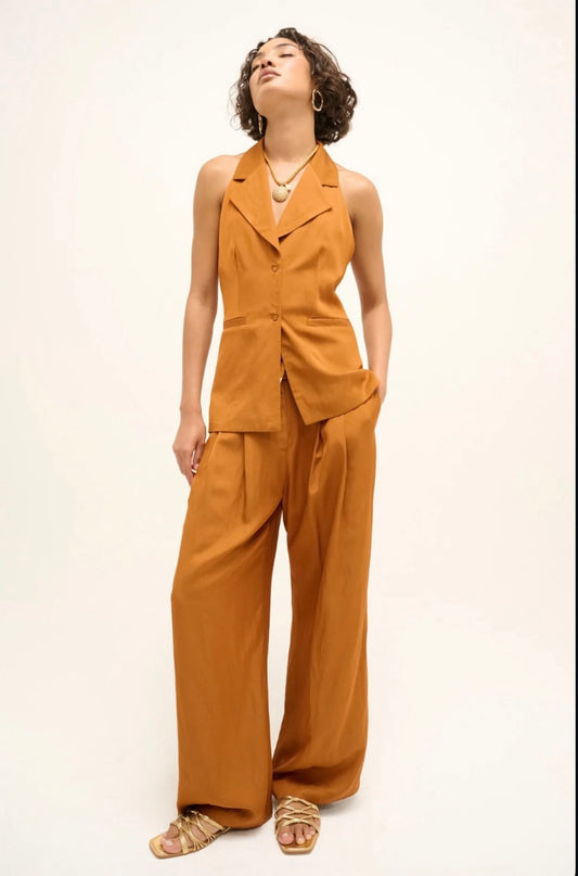 Completo color coccio con gilet  scollato intrecciato e pantalone palazzo con pinces