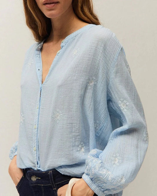 Camicia in cotone celeste manica lunga con ricami sulla parte davanti