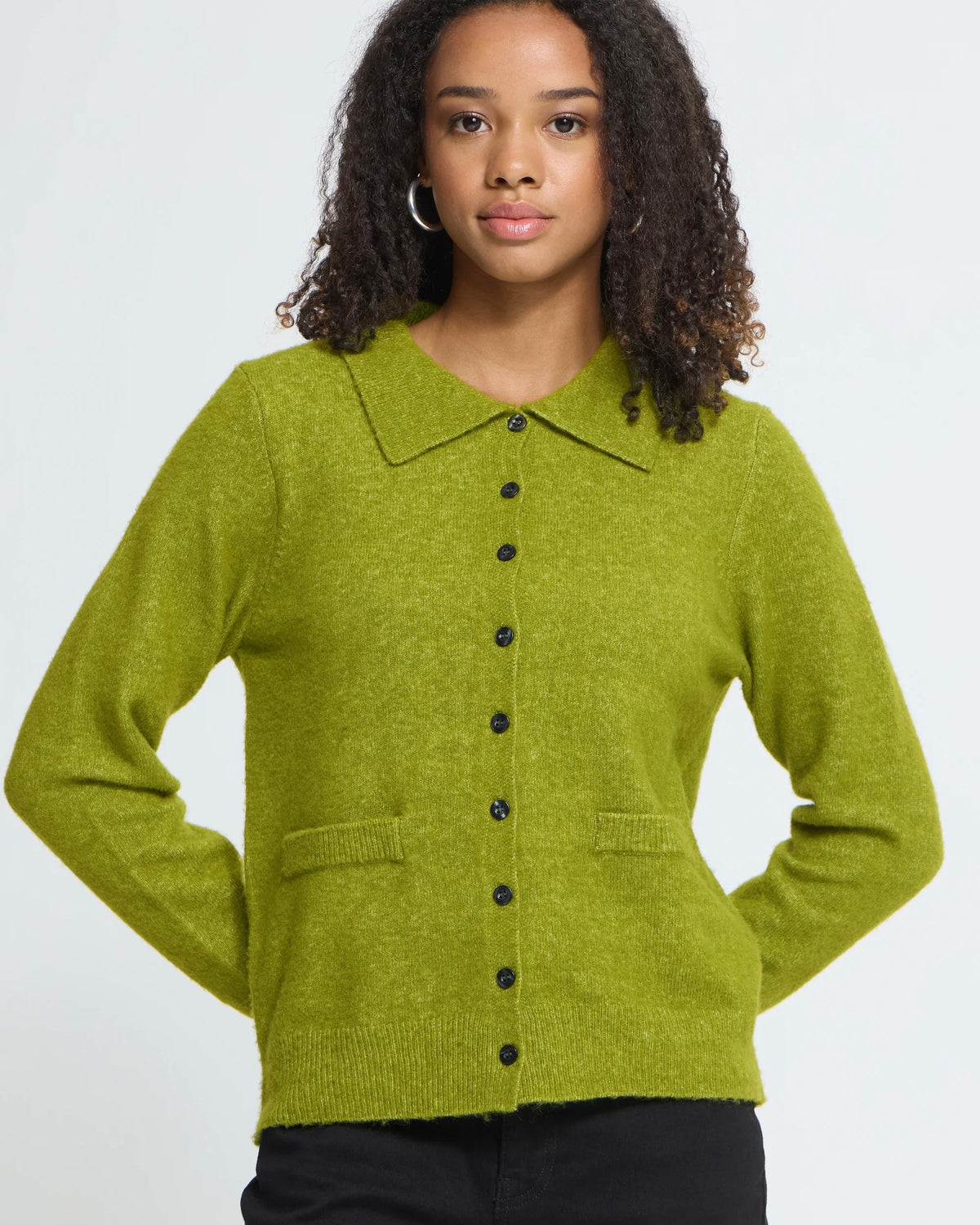 Cardigan verde con colletto