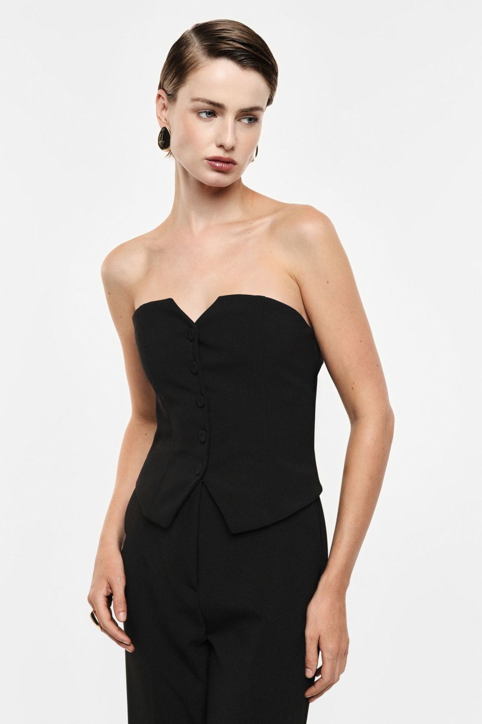 Top nero con bottoni