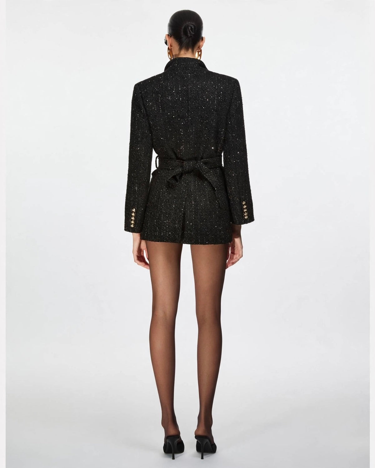 Giacca nera tweed con micro paillettes oro bottoni sui polsini spille rimovibili e cintura in vita