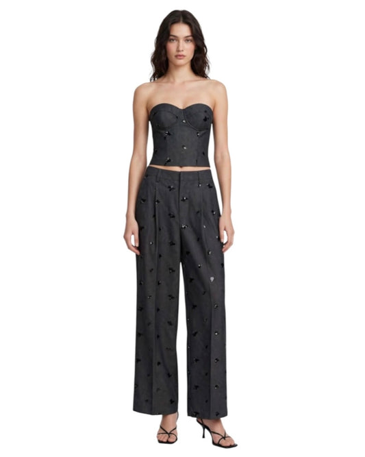 Completo top e pantalone grigio con dettagli in strass