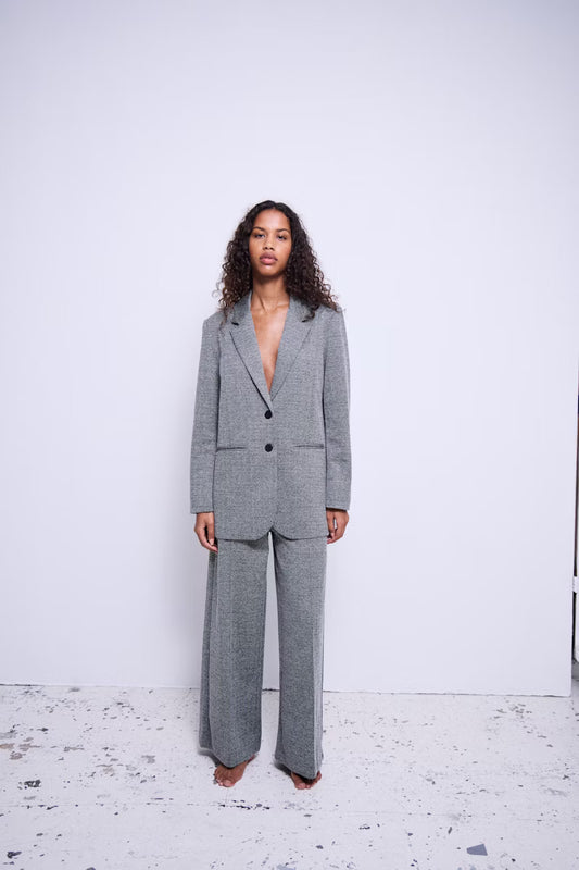 Tailleur spigato con giacca oversize e pantalone palazzo
