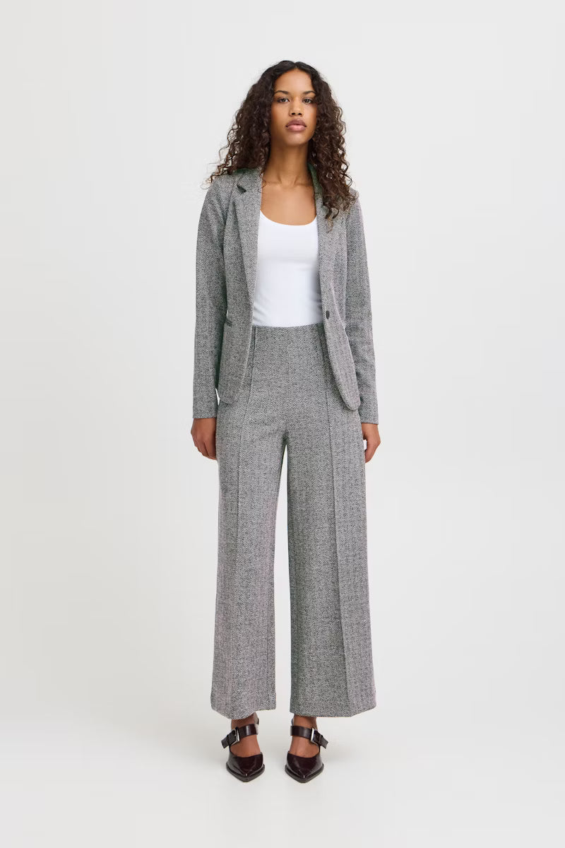 Tailleur spigato con giacca oversize e pantalone palazzo
