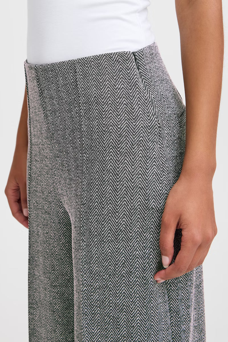 Tailleur spigato con giacca oversize e pantalone palazzo