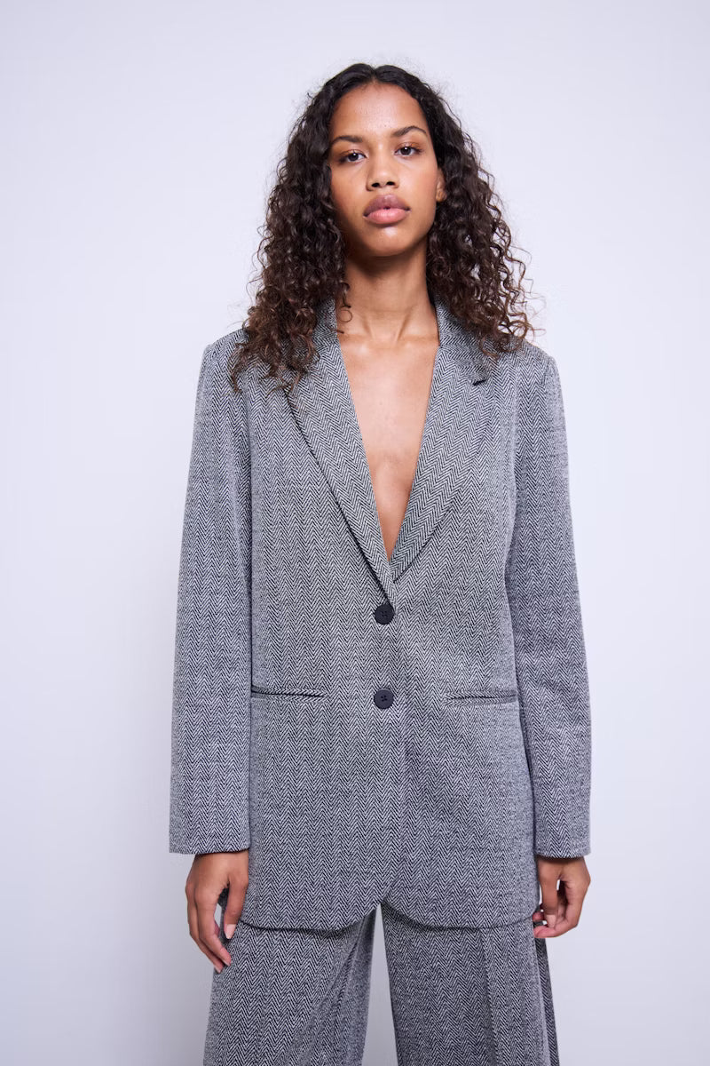 Tailleur spigato con giacca oversize e pantalone palazzo