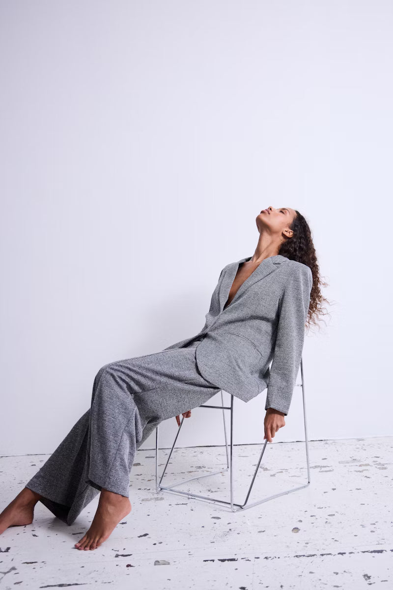 Tailleur spigato con giacca oversize e pantalone palazzo