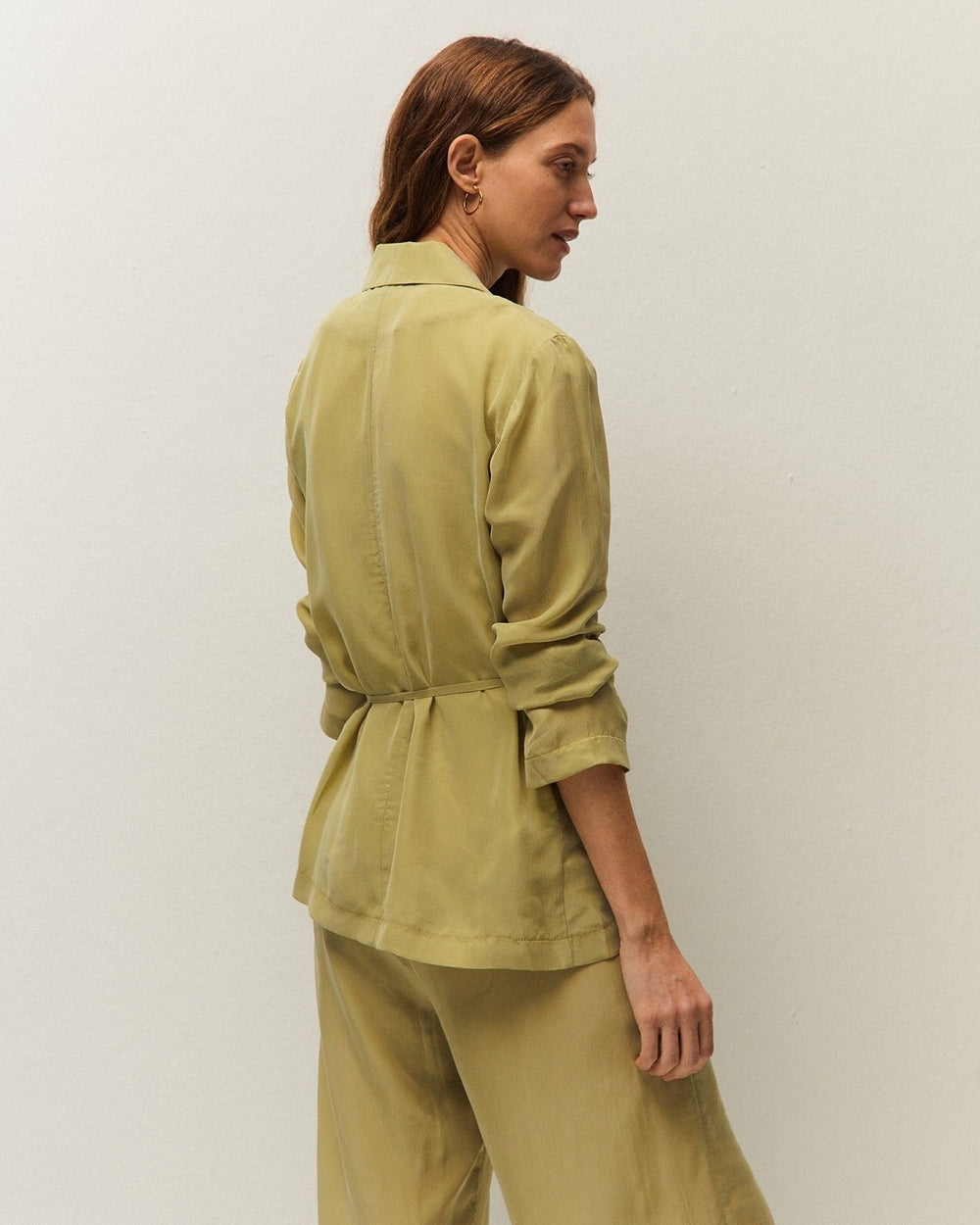 Tailleur verde in cupro fluido con giacca e pantalone