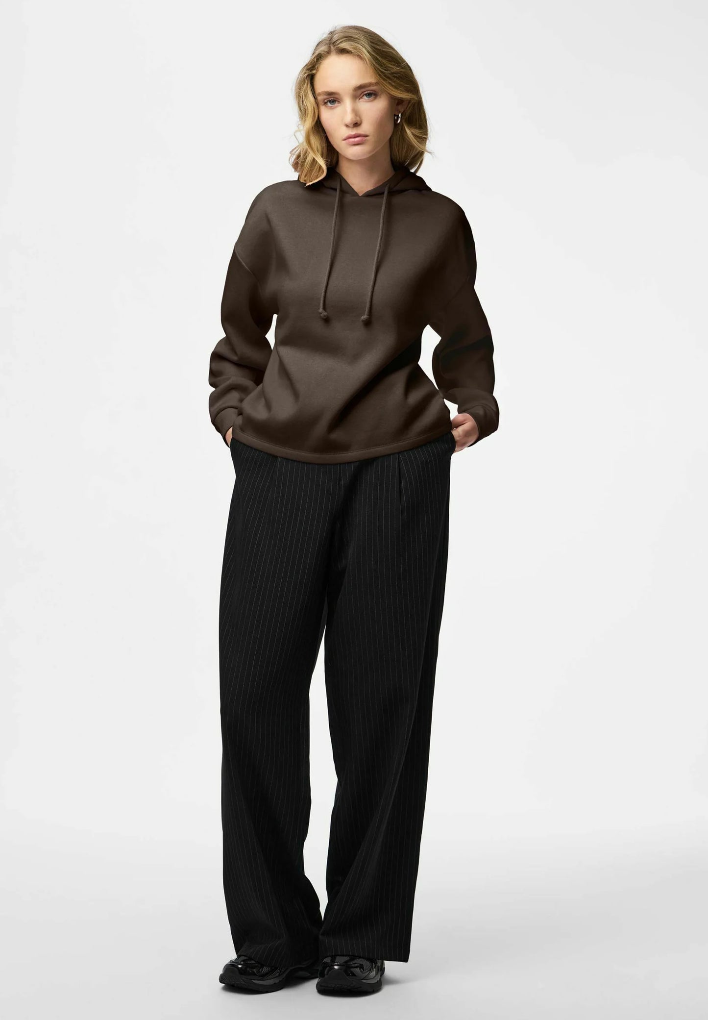 Completo sportivo nero felpa e pantalone con elastico in vita