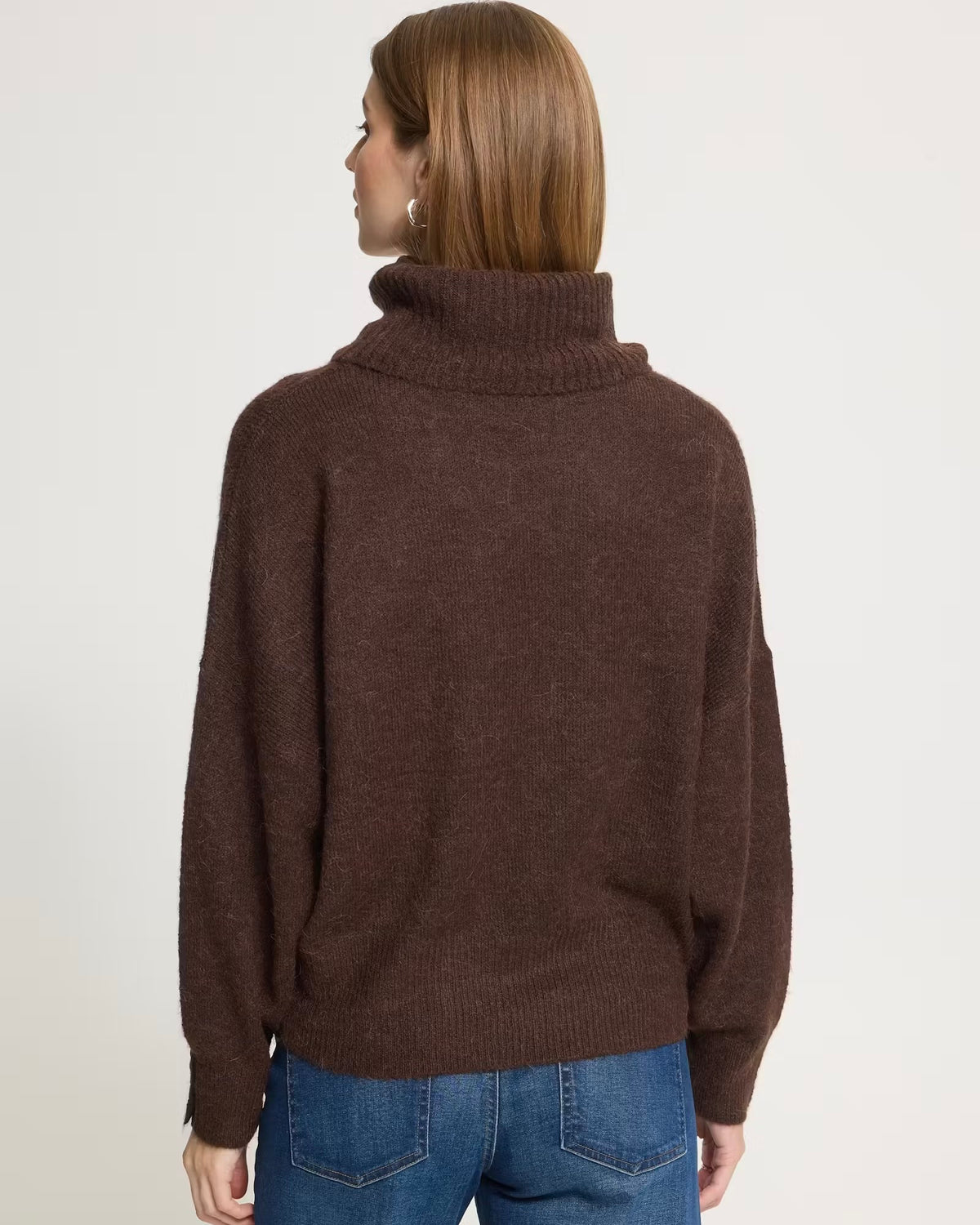 Maglione moro oversize collo alto e bottoni sui polsini