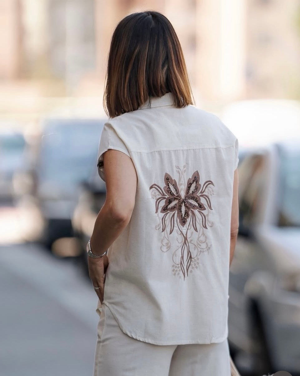 Camicia smanicata ecrù con ricami moro