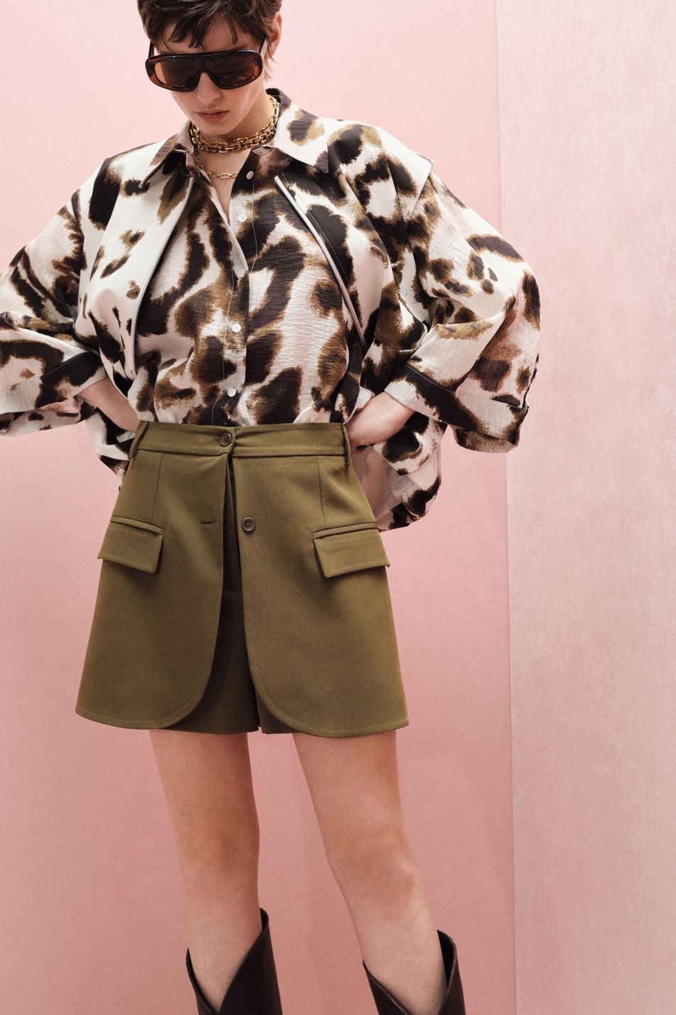 Shorts con tasche frontali e chiusura multipla verde militare