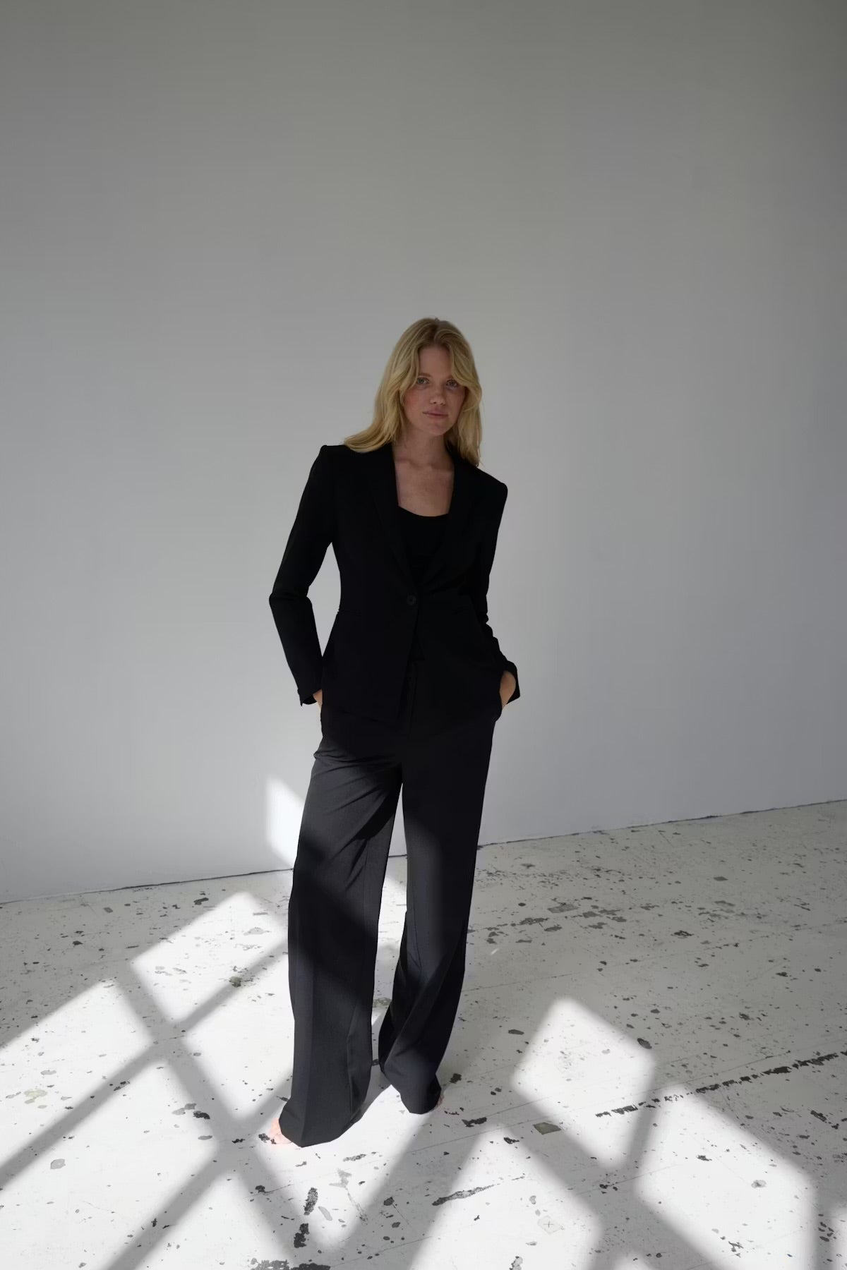 Pantalone palazzo nero con elastico in vita
