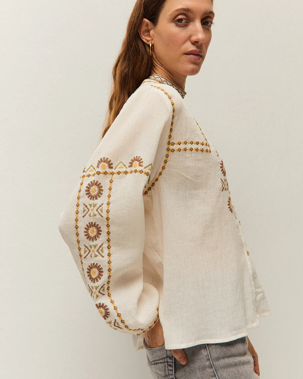 Camicia in cotone manica lunga fondo bianco con decorazioni colorate