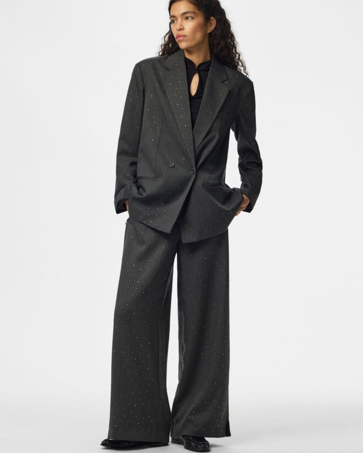 Tailleur grey dettagli strass giacca monopetto e pantalone palazzo  con elastico in vita