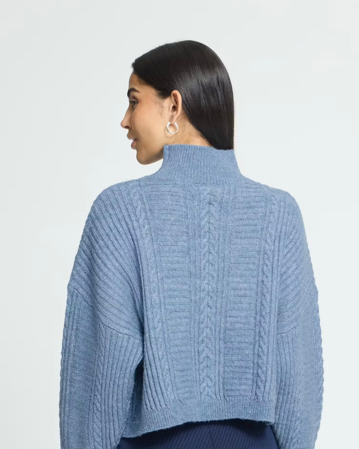 Maglione celeste con ricami a collo alto