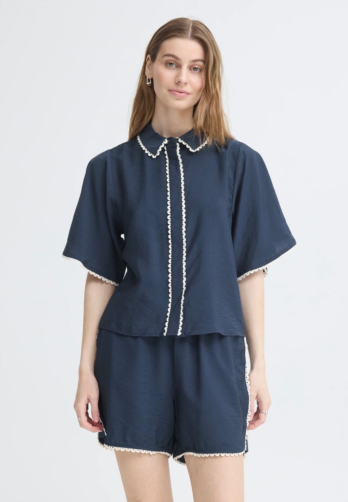 Completo blu in cotone camicia e pantaloncino con ricamo panna