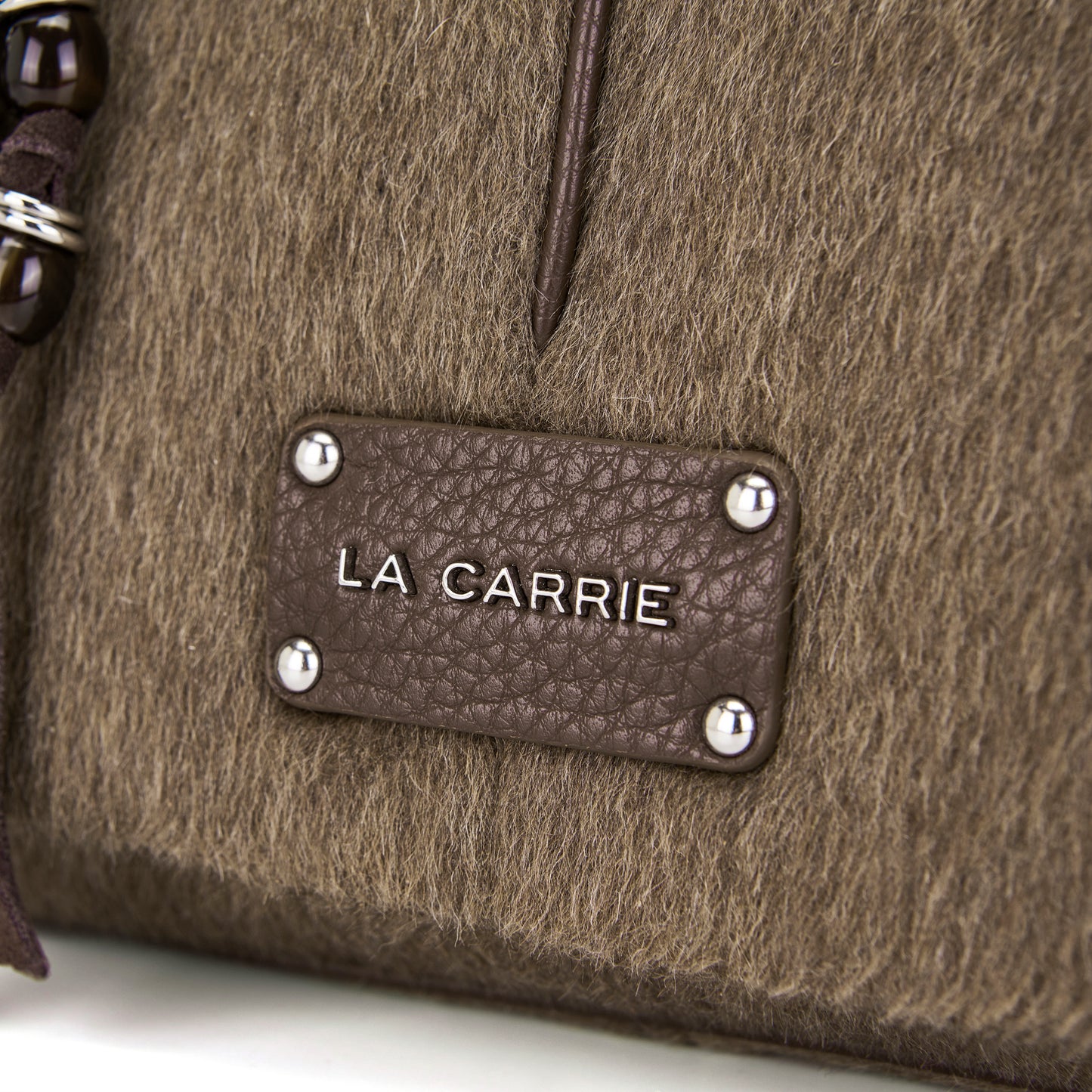 Borsa a spalla brown effetto lana con accessorio