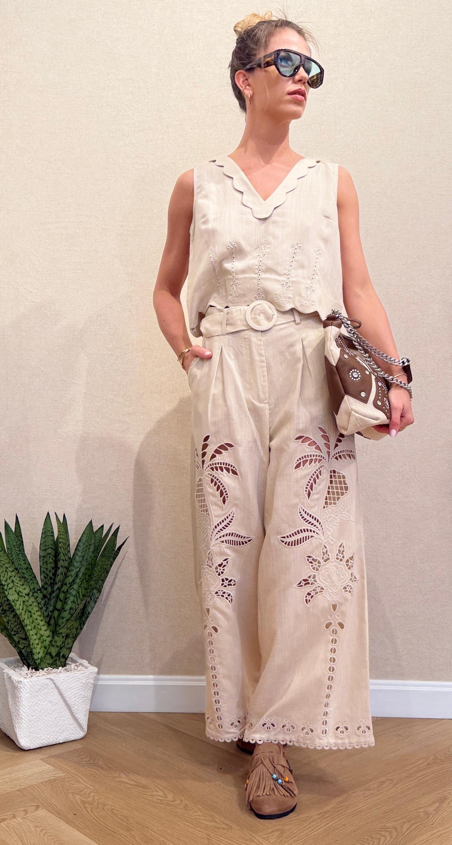 Completo écru in lino con ricami in macramè con top smanicato e pantalone