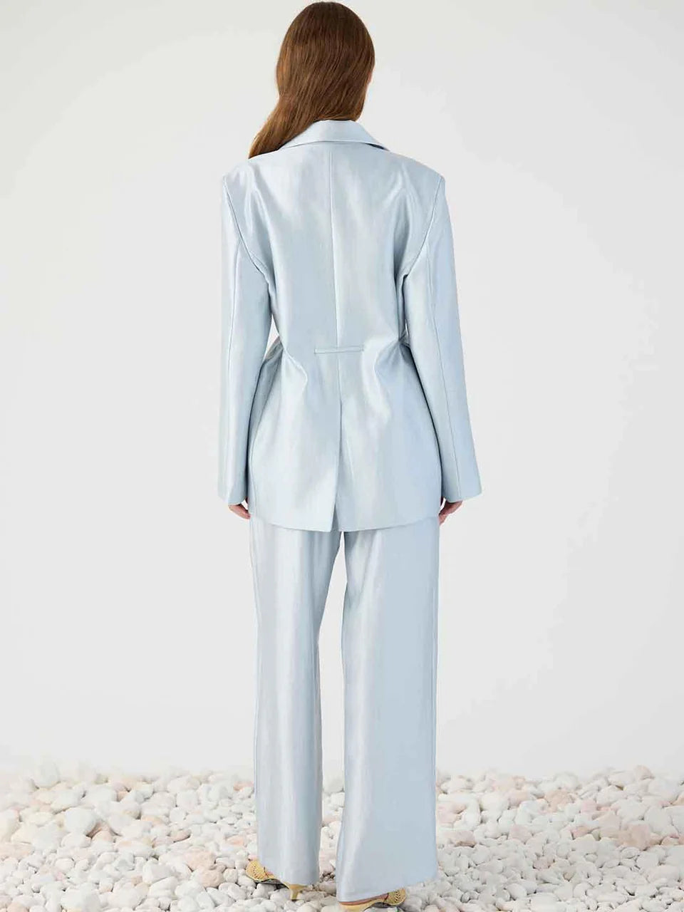 Tailleur giacca over celeste con cinturino in vita e pantalone a palazzo