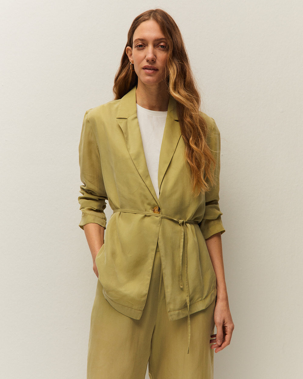 Tailleur verde in cupro fluido con giacca e pantalone